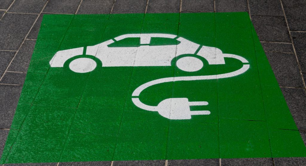 imagen de tapete con un coche eléctrico